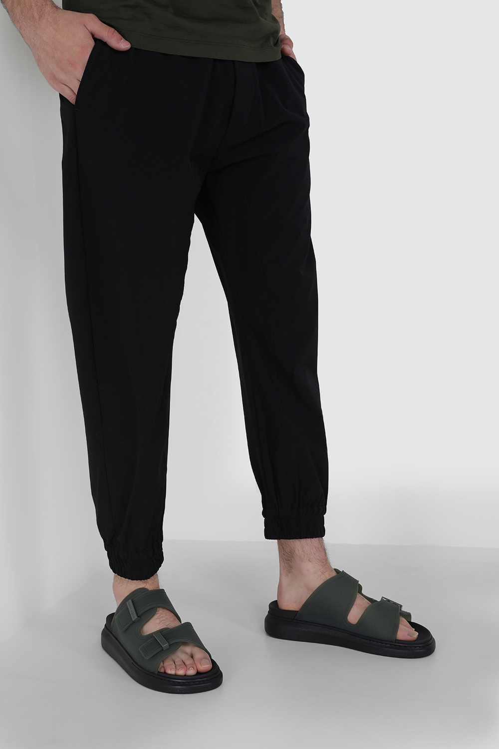 תמונת כל הלוק של כפכפי סליידס